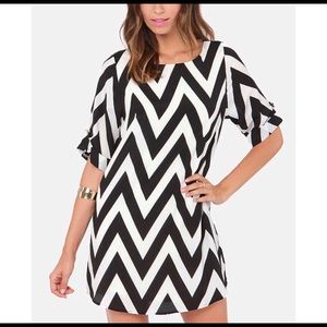 Lulus Black & Ivory Chevron Dress | Size Small EUC